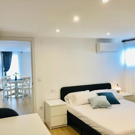 101 - Beachside Renovated 1br W Private Garden 아파트