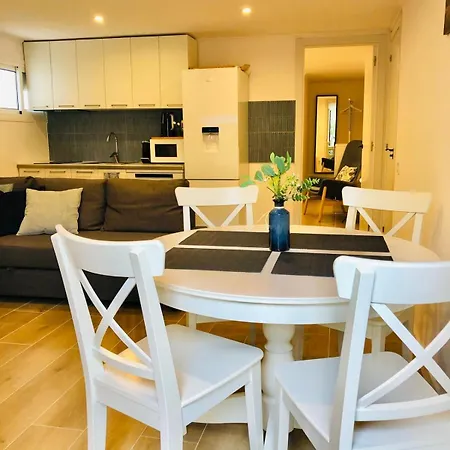 101 - Beachside Renovated 1br W Private Garden شقة
