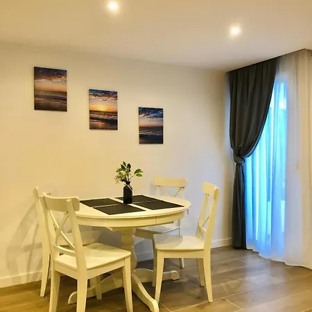 101 - Beachside Renovated 1br W Private Garden شقة *