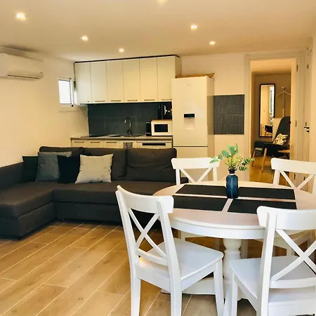 101 - Beachside Renovated 1br W Private Garden شقة *
