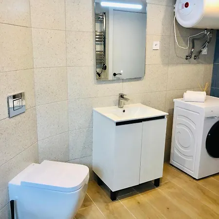101 - Beachside Renovated 1br W Private Garden شقة *