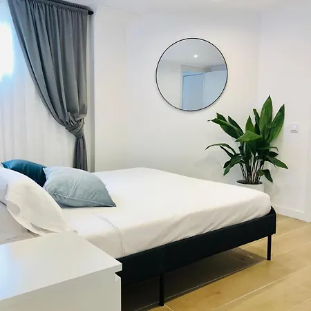 101 - Beachside Renovated 1br W Private Garden شقة *