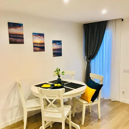 101 - Beachside Renovated 1br W Private Garden شقة *