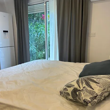 101 - Beachside Renovated 1br W Private Garden *