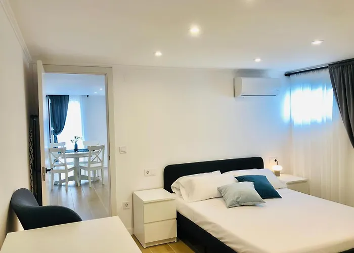 101 - Beachside Renovated 1br W Private Garden 아파트