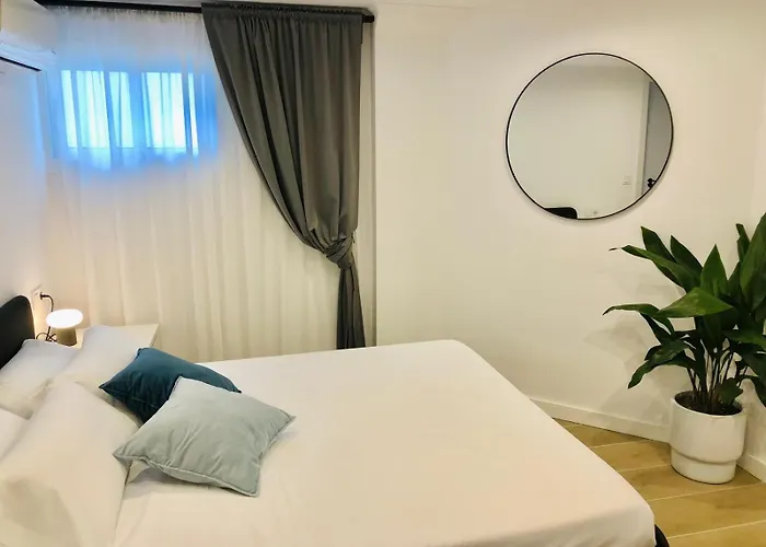101 - Beachside Renovated 1br W Private Garden 아파트 캠브릴스