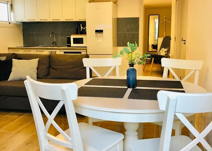 101 - Beachside Renovated 1br W Private Garden 아파트