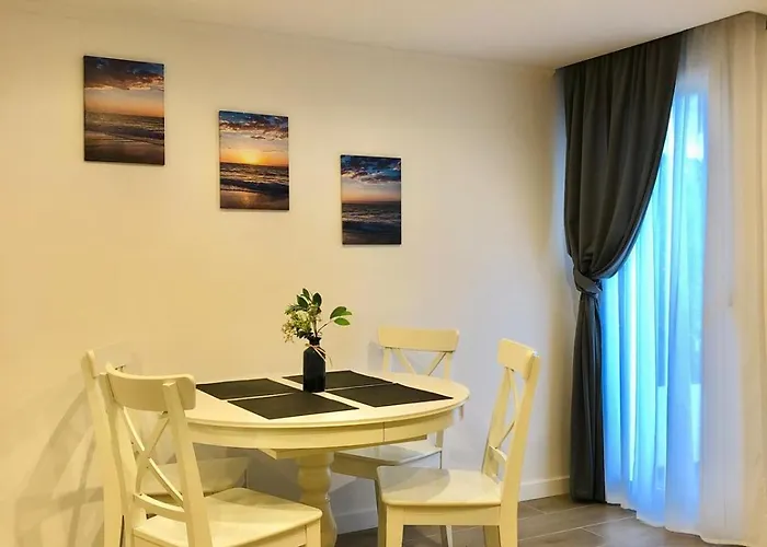 101 - Beachside Renovated 1br W Private Garden 아파트 *