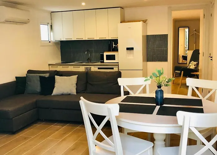 101 - Beachside Renovated 1br W Private Garden 아파트 *