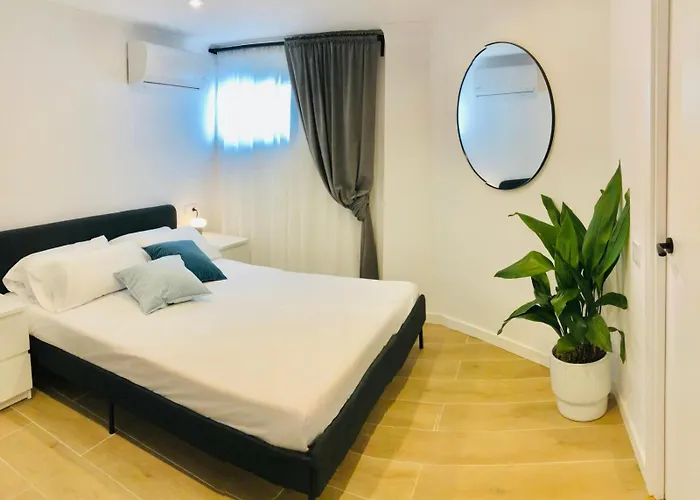 101 - Beachside Renovated 1br W Private Garden 캠브릴스