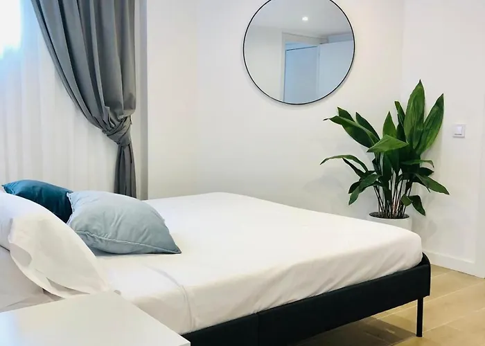 101 - Beachside Renovated 1br W Private Garden 아파트 *