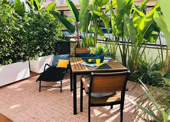101 - Beachside Renovated 1br W Private Garden 아파트