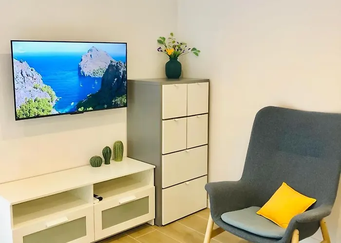 101 - Beachside Renovated 1br W Private Garden 아파트 캠브릴스